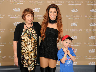 http://www.shania.net.ru/gallery/albums/StillTheOne-TheColosseum/Backstage/normal_14.jpg