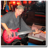 Шанайа с розовой гитарой в 2014 году